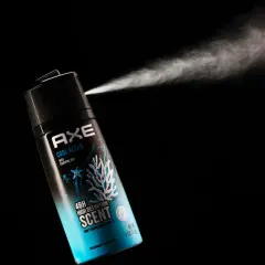 Axe Cool Ocean rozpyla orzeźwiającą mgiełkę, pomagając Ci dowiedzieć się, jak usunąć nieprzyjemny zapach z mieszkania.