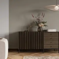 Wazon z suszonymi kwiatami i książki to idealne dekoracje, by powiesić nad komodą w salonie.
