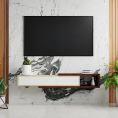 Elegancka ściana z telewizorem na tle marmuru i drewna. Wokół zielone rośliny tworzą przytulną atmosferę.