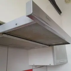 Metalowe filtry okapu kuchennego pokryte tłuszczem. Czas na czyszczenie!