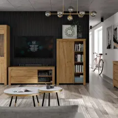 Nowoczesny czarny salon z drewnem, gdzie dominują meble w ciepłym odcieniu drewna, tworząc przytulną atmosferę.