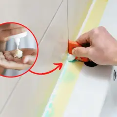 Jak usunąć silikon? Wytłaczanie masy na dłoń i jej rozprowadzanie to pierwszy krok. Następnie narzędziem usuwa się starą fugę.